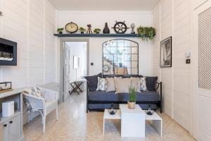 - un salon avec un canapé bleu et une table dans l'établissement Casa Oh! Rapallo, à Rapallo
