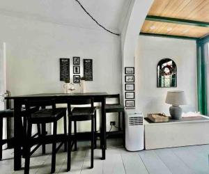une salle à manger avec une table et des chaises noires dans l'établissement Casa Oh! Rapallo, à Rapallo