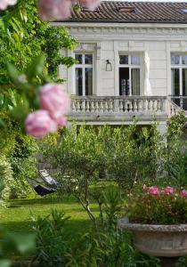 un oiseau assis sur l'herbe devant une maison dans l'établissement Villa Aigarden maison d'hôtes, à Avignon