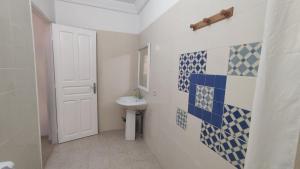 uma casa de banho com um WC branco e um lavatório. em CoZi Coliving em Mezraya