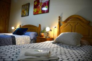 pokój hotelowy z 2 łóżkami i 2 lampami w obiekcie El Sitio w mieście Trescasas