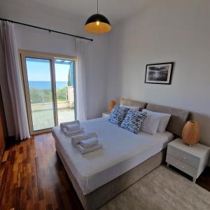 A bed or beds in a room at Amorosa Villas