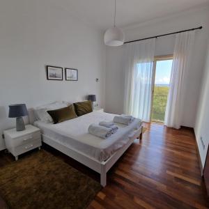 A bed or beds in a room at Amorosa Villas