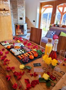 einen Tisch mit Essen und Blumen sowie einen Kamin in der Unterkunft Vineyard cottage Matej in Trebnje