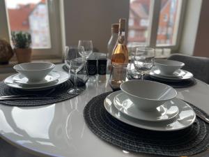 una mesa con platos y copas y una botella de vino en Am Fischmarkt en Stade