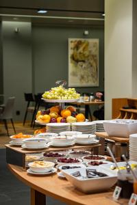 einen Tisch mit Teller mit Lebensmitteln drauf in der Unterkunft HVD Grand Hotel Suhl Business & Leisure in Suhl