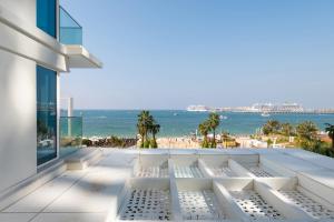 balcón con vistas al océano en LUXSeaside/2BD/LaVie/JBR, en Dubái