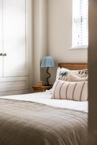 um quarto com uma cama, um candeeiro e uma janela em Brighton Bolthole em Brighton & Hove