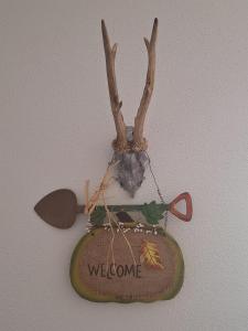 a welcome sign is hanging on a wall at Bergliebe in Sankt Martin am Tennengebirge