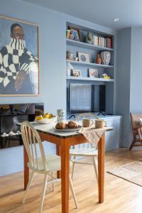 uma sala de jantar com mesa e cadeiras com comida em Brighton Bolthole em Brighton & Hove