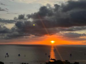 ボラカイにあるAmor Penthouse/Honeymoon Suite with Jacuzzi - Best View in the Island. Hidden Paradise!のギャラリーの写真
