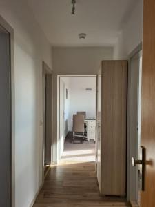 um corredor vazio com uma porta e um quarto em Gästewohnung KL. WZL 30_5 