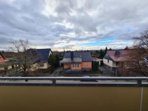 een uitzicht op sommige huizen met een trein bij Gästewohnung KL. WZL 30_5 