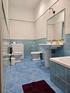 ein Badezimmer mit 2 WCs, einem Waschbecken und einer Badewanne in der Unterkunft SUNNY APARTMENT 44 MALTA in Taʼ Xbiex