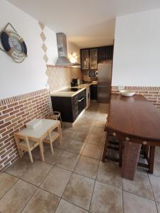 uma cozinha com uma mesa e uma bancada em Apartamento La Condesa em Orzola