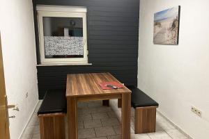een tafel en twee stoelen in een kamer bij Apartment in Neu-Ulm in Neu Ulm