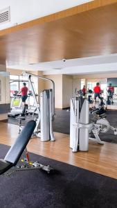 Residence Stay at Shaftsbury Cyberjaya 2 في سيبرجايا: صالة ألعاب رياضية بها عدة أشخاص على دراجات في صالة الألعاب الرياضية