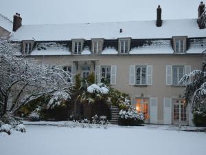 una casa cubierta de nieve en Le Prieuré Saint Agnan, en Cosne-Cours-sur-Loire