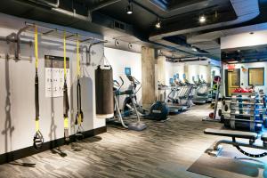 UWS 1br w gym doorman elevator nr Central Park NYC-1048 في نيويورك: صالة ألعاب رياضية مع أجهزةالجري والألات الاوبتكال