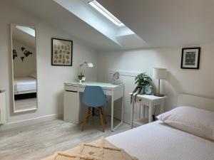 een slaapkamer met een bureau, een bed en een spiegel bij Apartments Sunny Estate in Zaton +60 foto's