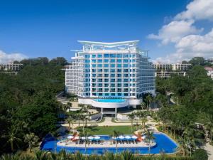 een groot gebouw met een zwembad en een resort bij Sanya Junji Seaview Hotel in Sanya