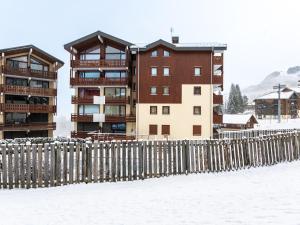 een hek voor een gebouw in de sneeuw bij Les Eterlous 25 - Appt vue pistes 4 pers in Morillon