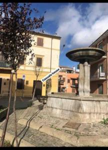 een fontein voor een gebouw in een stad bij Casuale House in Castel SantʼElia
