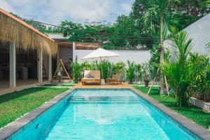 una piscina en el patio trasero de una villa en Villa 10 Rose Bali 3BR Luxury en Ungasan
