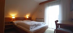 Postel nebo postele na pokoji v ubytování Hotel Waldblick BSR Garten mit Pavillons im Schwarzwald, ideal für Paare, Familien, Hunde