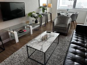 uma sala de estar com um sofá e uma mesa em Stunning two bed city Center apartment em Liverpool