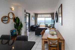 - un salon avec une table et une vue sur l'océan dans l'établissement 22 Bronze Bay - by Stay in Umhlanga, à Durban