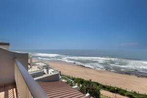 - un balcon offrant une vue sur la plage dans l'établissement 22 Bronze Bay - by Stay in Umhlanga, à Durban