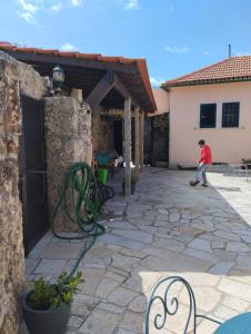 Crianças ficando em Quinta Viela Principal