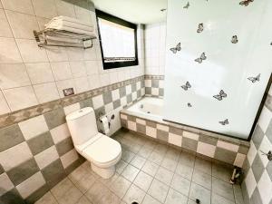 Ένα μπάνιο στο Aloe Verra Condo ,By IdealStay Experience