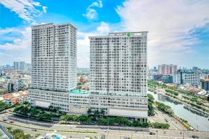 eine Aussicht über zwei hohe Gebäude in einer Stadt in der Unterkunft Casa Par Grand Suites - Millennium Masteri, High-class and Central Location in Ho-Chi-Minh-Stadt