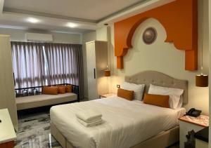 Amman Trail Hotel & Studios في عمّان: غرفة نوم بسرير كبير ونافذة