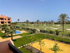 - une vue aérienne sur un parcours de golf avec un complexe dans l'établissement Sunbird Los Alcázares Golf, à Los Alcázares