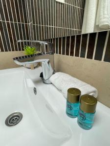 - un lavabo avec deux tasses dans l'établissement Sunbird Los Alcázares Golf, à Los Alcázares