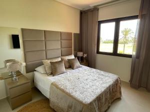 - une chambre avec un grand lit et une fenêtre dans l'établissement Sunbird Los Alcázares Golf, à Los Alcázares