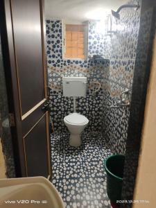 niewielka łazienka z toaletą i oknem w obiekcie Matoshree Nivas w mieście Lohogaon