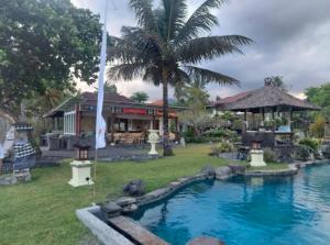 una casa con piscina in giardino di Abalone Sport Resort a Manggis