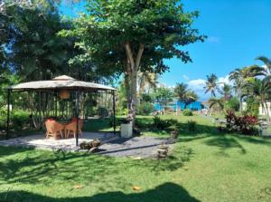 un gazebo con un cervo in un cortile di Abalone Sport Resort a Manggis