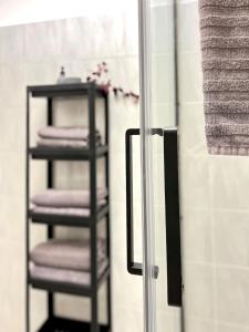 a towel rack with purple towels and a mirror at feworld living Linz Denkstraße in Linz