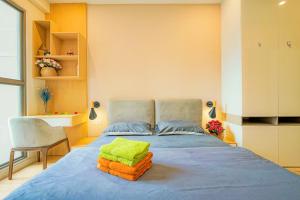 ein Schlafzimmer mit einem Bett mit zwei Handtüchern darauf in der Unterkunft Casa Par Grand Suites - Millennium Masteri, High-class and Central Location in Ho-Chi-Minh-Stadt