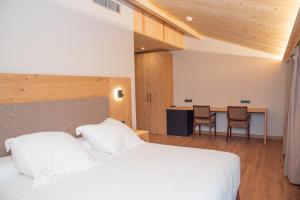 Posteľ alebo postele v izbe v ubytovaní Hotel Restaurant Castellarnau