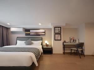 Ένα ή περισσότερα κρεβάτια σε δωμάτιο στο East Maple Hotel Apartment - Guangzhou Financial City Sanxi Metro Station