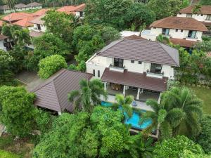 una vista aérea de una casa con piscina en Villa Decor, en Mae Nam