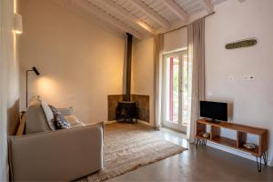 a living room with a couch and a fireplace at Nômade Melides Eco Lodge in Melides