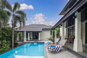 ein Haus mit Swimmingpool neben einem Haus in der Unterkunft Villa Decor in Mae Nam