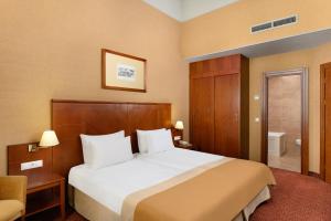 Postel nebo postele na pokoji v ubytování Mercure Szekesfehervar Magyar Kiraly